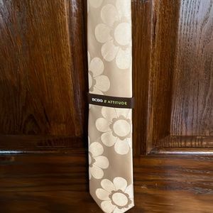BCBG. / ATTITUDES NECK TIE